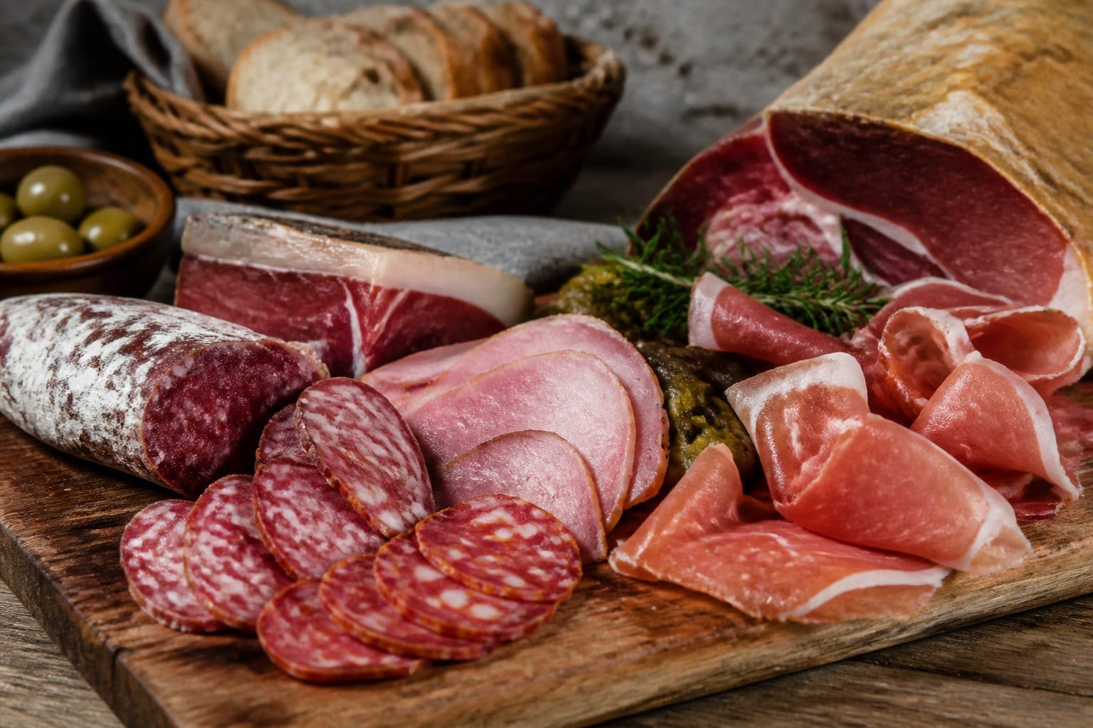 Planche de charcuterie fermière issue de porcs élevés en plein air