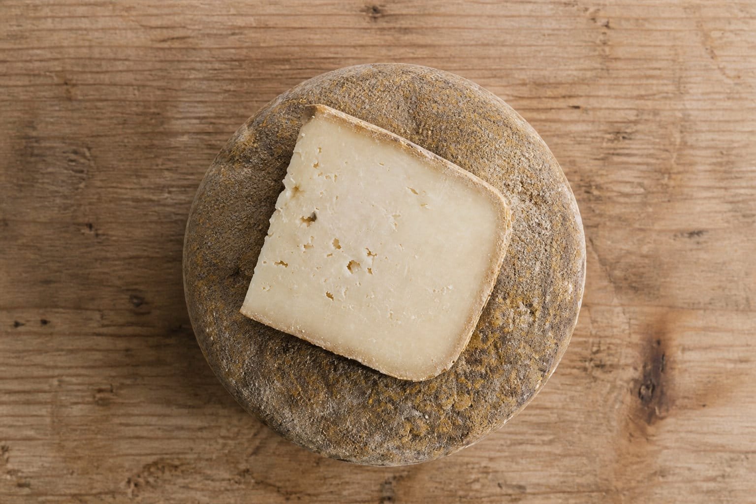 Tomme de brebis type Ossau-Iraty, débouché AOP du lait de brebis laitière